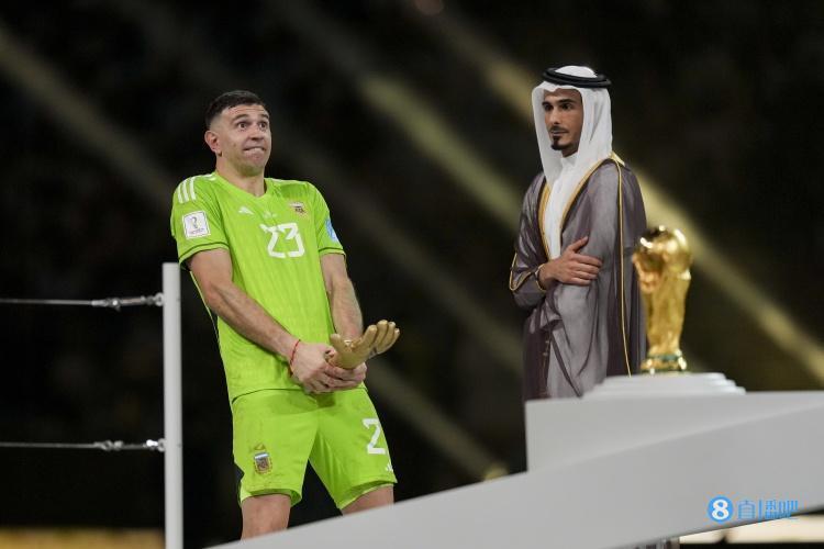 自主教练埃, 马丁内斯阵